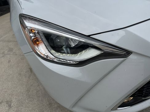 Used 2020 Toyota Yaris XLE image 37