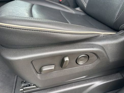 Used 2024 GMC Yukon XL SLT image 12