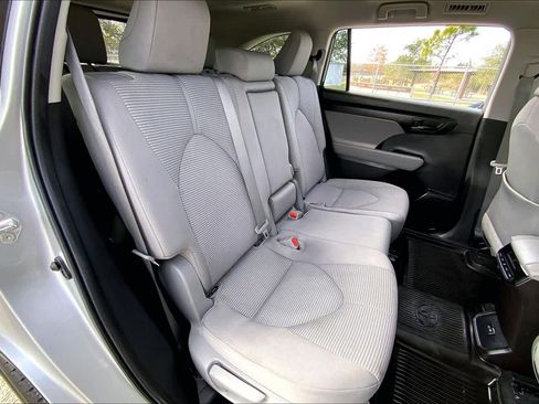 Used 2022 Toyota Highlander L image 18
