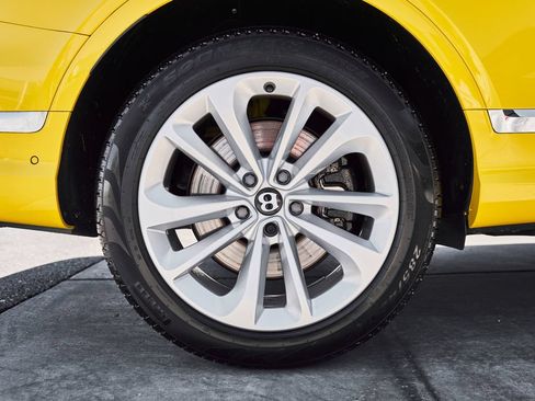 Used 2023 Bentley Bentayga AWD/4WD image 18