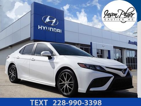 Used 2023 Toyota Camry SE FWD image 1