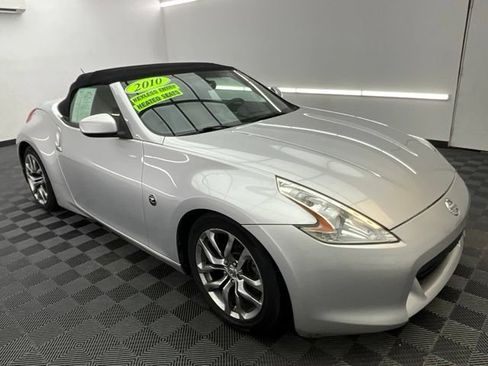 Used 2010 Nissan 370Z Touring RWD image 3