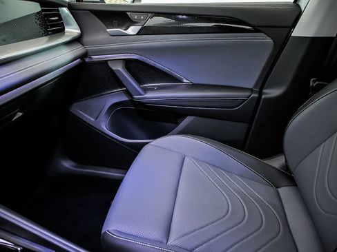 Used 2025 Volkswagen Tiguan SE w/ Panoramic Sunroof Package image 24