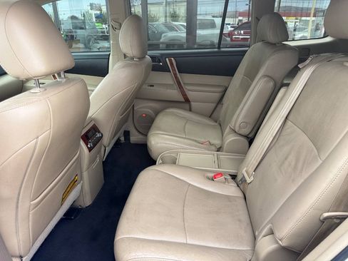 Used 2012 Toyota Highlander Limited w/ Tow Pkg FWD image 10