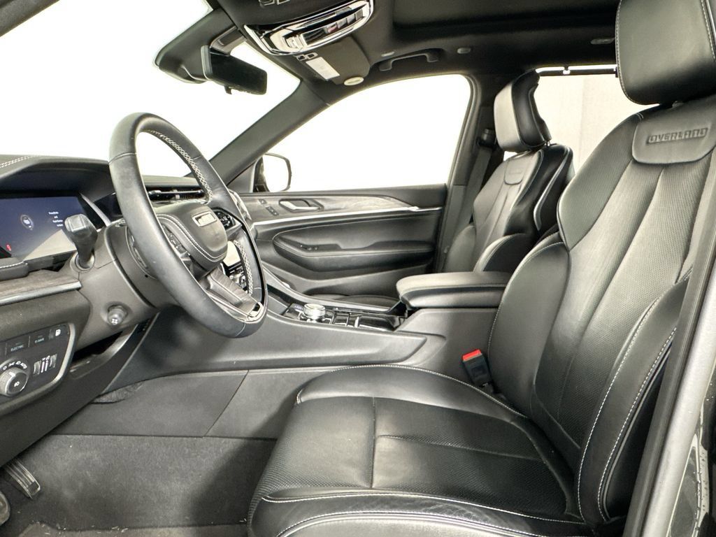 Used 2023 Jeep Grand Cherokee Overland w/ Advanced Protech Group III AWD/4WD image 10