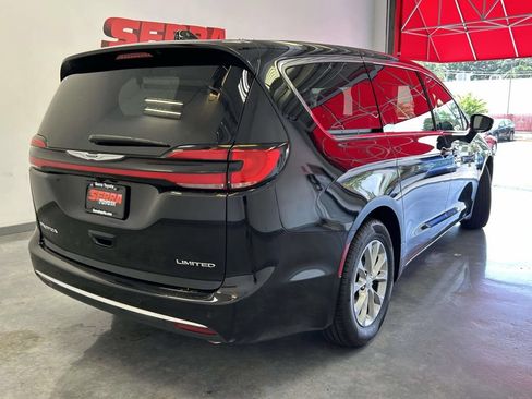 Used 2026 Chrysler Pacifica Limited FWD image 3