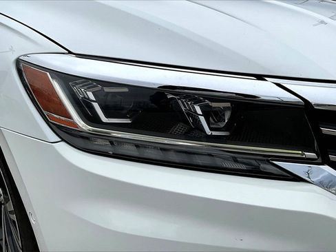 Used 2020 Volkswagen Passat 2.0T SEL image 32