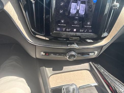 Used 2022 Volvo XC60 B5 Inscription w/ Advanced Package FWD image 22
