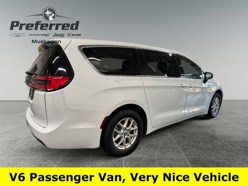 Used 2024 Chrysler Pacifica Touring-L image 3