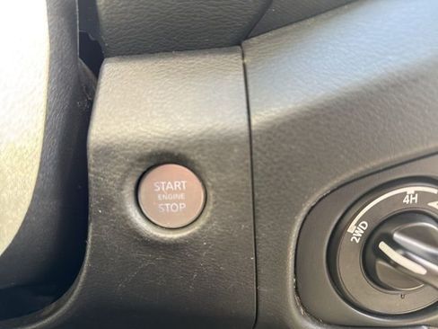 Used 2022 Nissan Frontier SV image 17