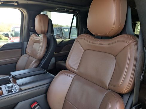 Used 2023 Lincoln Navigator L Reserve image 11