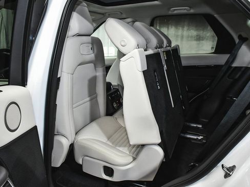 Used 2025 Land Rover Discovery S image 59