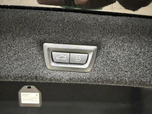 Used 2024 BMW i7 xDrive60 AWD/4WD image 33
