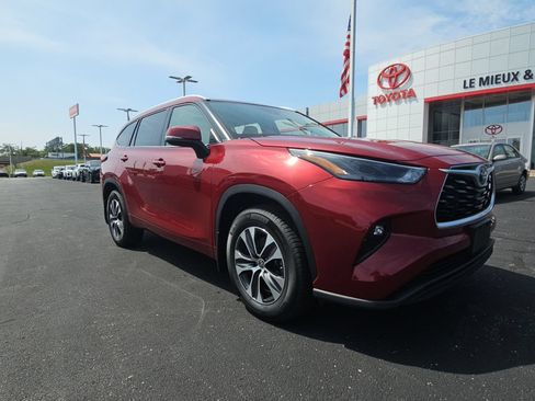 Used 2022 Toyota Highlander XLE AWD/4WD image 1