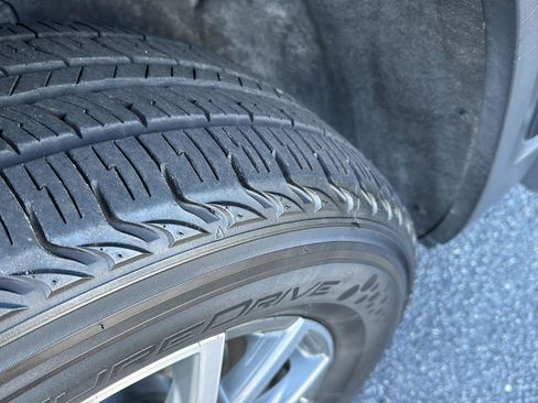 Used 2023 GMC Acadia SLE image 34