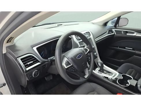 Used 2014 Ford Fusion SE FWD image 3