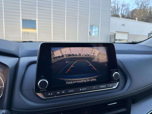 Used 2025 Nissan Rogue SV image 18