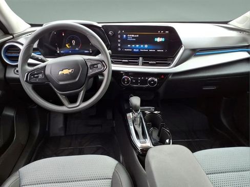 Used 2025 Chevrolet Trax LT FWD image 17