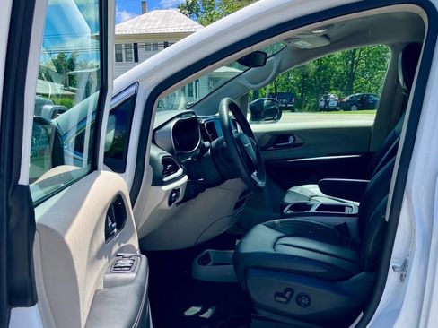 Used 2024 Chrysler Pacifica Touring-L FWD image 8