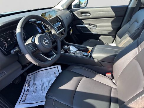 New 2025 Nissan Pathfinder SL image 9