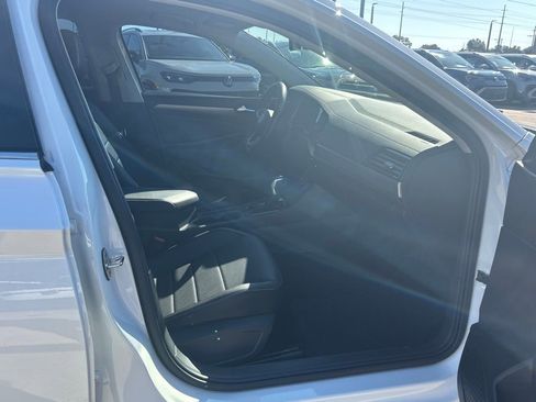 Used 2023 Volkswagen Jetta SE image 43