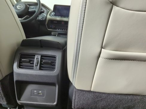 Used 2023 Nissan Rogue SV w/ SV Premium B Package FWD image 30