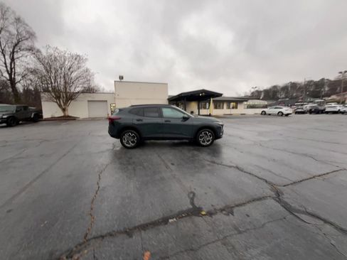 Used 2025 Chevrolet Trax LT image 16