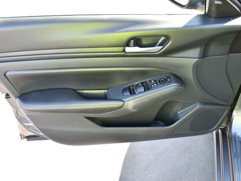 Used 2025 Nissan Altima 2.5 SV FWD image 7