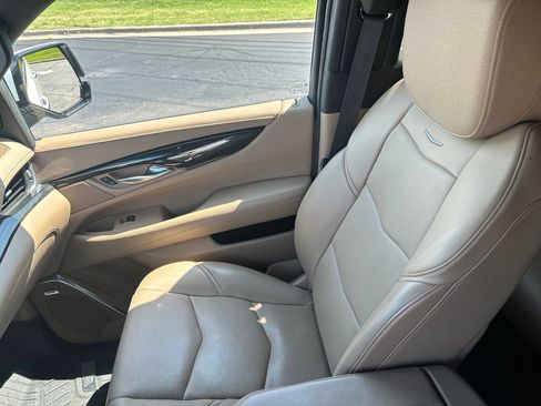 Used 2018 Cadillac Escalade Platinum AWD/4WD image 19