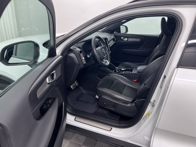 Used 2021 Volvo XC40 T5 R-Design w/ Climate Package AWD/4WD image 12