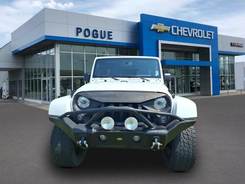 Used 2017 Jeep Wrangler Unlimited Sahara w/ Connectivity Group AWD/4WD image 5