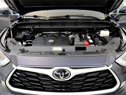 Used 2022 Toyota Highlander XLE AWD/4WD image 15