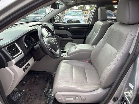 Used 2018 Toyota Highlander Limited Platinum image 16