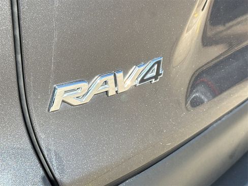 Used 2021 Toyota RAV4 XLE Premium image 12