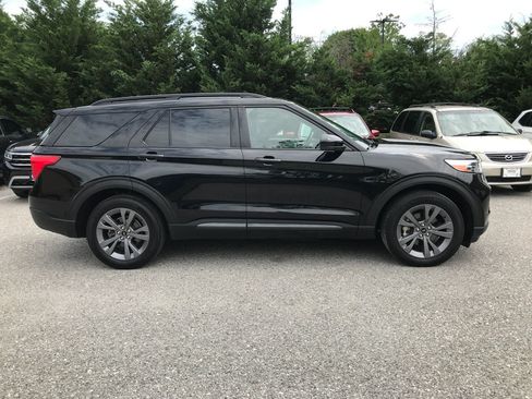 Used 2022 Ford Explorer XLT w/ Equipment Group 202A AWD/4WD image 9