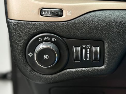 Used 2014 Jeep Cherokee Latitude AWD/4WD image 21
