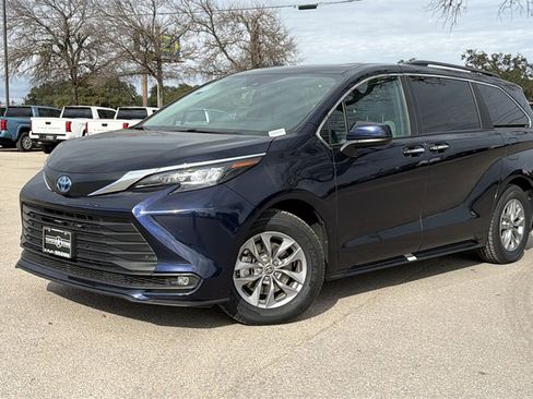 Certified 2025 Toyota Sienna XLE image 48