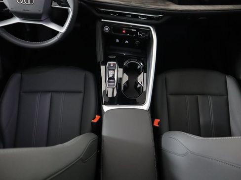 Used 2025 Audi Q5 Premium w/ Convenience Package image 18