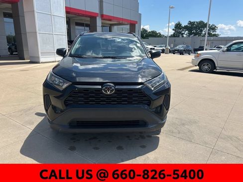 Used 2020 Toyota RAV4 LE FWD image 3