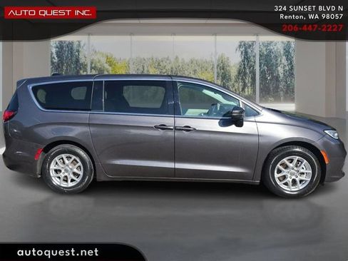Used 2023 Chrysler Pacifica Touring-L FWD image 4