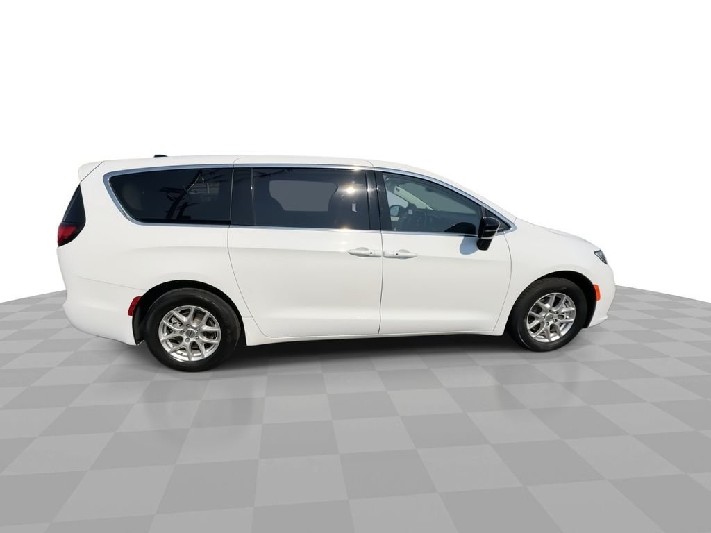 Used 2024 Chrysler Pacifica Touring-L FWD image 44