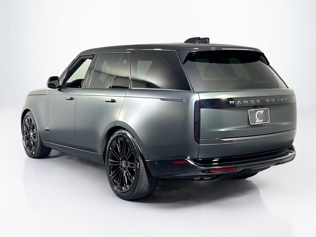 Used 2025 Land Rover Range Rover SE AWD/4WD image 3