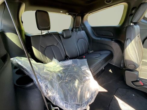 New 2026 Chrysler Pacifica Select AWD/4WD image 20