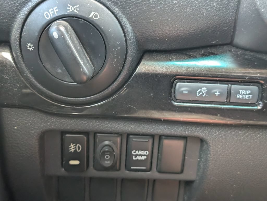 Used 2018 Nissan Titan SV AWD/4WD image 11