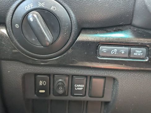 Used 2018 Nissan Titan SV AWD/4WD image 11