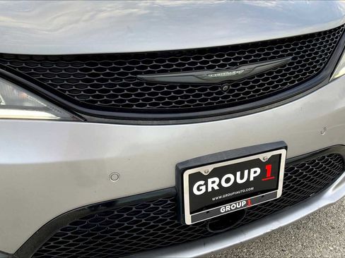 Used 2019 Chrysler Pacifica Limited w/ Advanced Safetytec Group FWD image 28