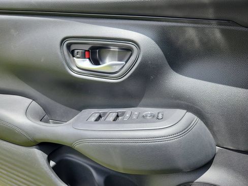 Used 2023 Honda HR-V LX image 9