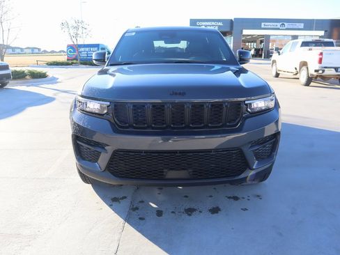 New 2025 Jeep Grand Cherokee Altitude image 9