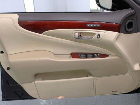 Used 2012 Lexus LS 460 w/ Comfort Pkg RWD image 36