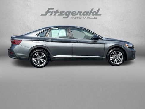 Used 2024 Volkswagen Jetta SE image 3